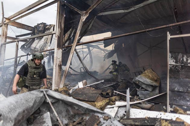 Russian air strike in Kramatorsk KRAMATORSK, UKRAINE - JULY 4: Firefighters work to extinguish a fire and continue cooling efforts at a destroyed supermarket following a Russian air strike in Kramatorsk, Ukraine, on July 4, 2026. Diego Herrera Carcedo Anadolu Kramatorsk Ukraine. Editorial use only. Please get in touch for any other usage.  Copyright: x2026xAnadoluxDiegoxHerreraxCarcedox