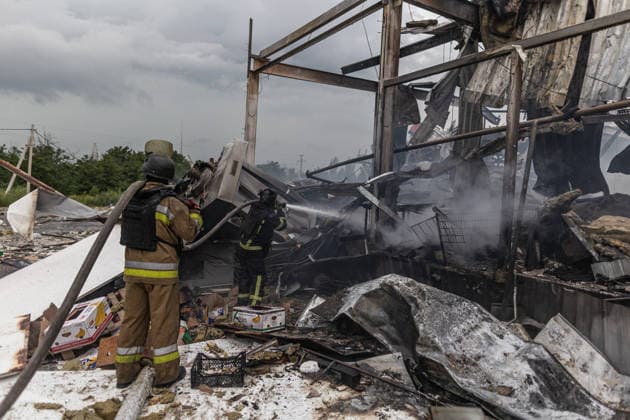 Russian air strike in Kramatorsk KRAMATORSK, UKRAINE - JULY 4: Firefighters work to extinguish a fire and continue cooling efforts at a destroyed supermarket following a Russian air strike in Kramatorsk, Ukraine, on July 4, 2026. Diego Herrera Carcedo Anadolu Kramatorsk Ukraine. Editorial use only. Please get in touch for any other usage.  Copyright: x2026xAnadoluxDiegoxHerreraxCarcedox
