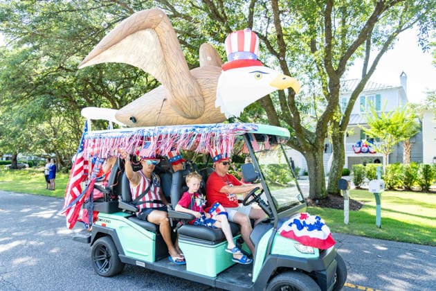 July 4, 2026, Sullivans Island, Sc, United States of America: A patriotic themed golf cart float during the annual Bicycle and Golf cart parade celebrating the 250th Independence Day, July 4, 2026 in Sullivans Island, South Carolina. Like most of the nation, South Carolina is under a heat dome with dangerously hot, humid weather. Sullivans Island United States of America  - ZUMAe02_ 20260704_zaf_e02_013 Copyright: xRichardxEllisx