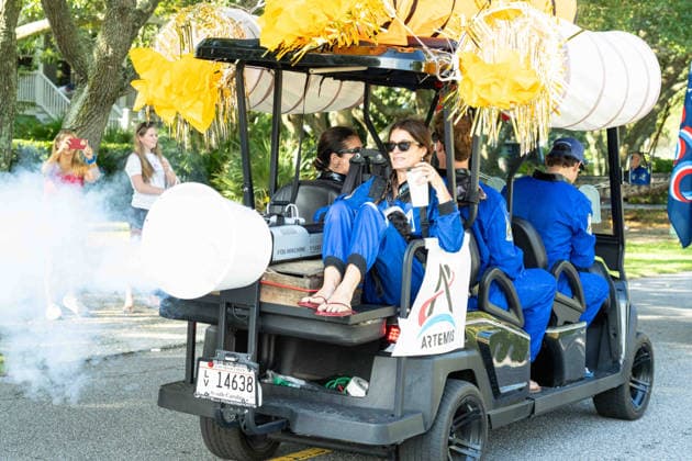 July 4, 2026, Sullivans Island, Sc, United States of America: A golf cart float celebrating the Artemis Spacecraft takes part in the annual Bicycle and Golf cart parade celebrating the 250th Independence Day, July 4, 2026 in Sullivans Island, South Carolina. Like most of the nation, South Carolina is under a heat dome with dangerously hot, humid weather. Sullivans Island United States of America  - ZUMAe02_ 20260704_zaf_e02_025 Copyright: xRichardxEllisx