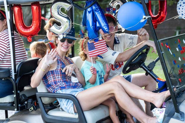 July 4, 2026, Sullivans Island, Sc, United States of America: A golf cart float celebrating the USA takes part in the annual Bicycle and Golf cart parade celebrating the 250th Independence Day, July 4, 2026 in Sullivans Island, South Carolina. Like most of the nation, South Carolina is under a heat dome with dangerously hot, humid weather. Sullivans Island United States of America  - ZUMAe02_ 20260704_zaf_e02_030 Copyright: xRichardxEllisx