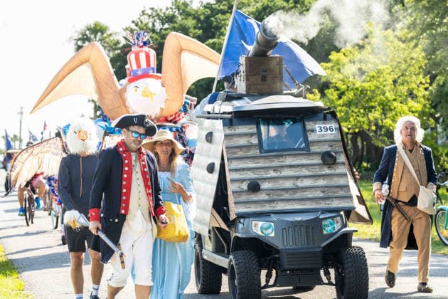 July 4, 2026, Sullivans Island, Sc, United States of America: A Fort Moultrie themed golf cart float from the Battle of Sullivans Island, takes part in the annual Bicycle and Golf cart parade celebrating the 250th Independence Day, July 4, 2026 in Sullivans Island, South Carolina. Like most of the nation, South Carolina is under a heat dome with dangerously hot, humid weather. Sullivans Island United States of America  - ZUMAe02_ 20260704_zaf_e02_018 Copyright: xRichardxEllisx