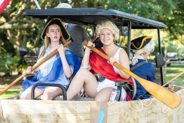 July 4, 2026, Sullivans Island, Sc, United States of America: Costumed young women paddle from the back of a golf cart float during the annual Bicycle and Golf cart parade celebrating the 250th Independence Day, July 4, 2026 in Sullivans Island, South Carolina. Like most of the nation, South Carolina is under a heat dome with dangerously hot, humid weather. Sullivans Island United States of America  - ZUMAe02_ 20260704_zaf_e02_028 Copyright: xRichardxEllisx