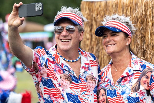 July 4, 2026, Sullivans Island, Sc, United States of America: A couple take a selfie decked out in Red, White and Blue clothing before the start of the annual Bicycle and Golf cart parade celebrating the 250th Independence Day, July 4, 2026 in Sullivans Island, South Carolina. Like most of the nation, South Carolina is under a heat dome with dangerously hot, humid weather. Sullivans Island United States of America  - ZUMAe02_ 20260704_zaf_e02_034 Copyright: xRichardxEllisx