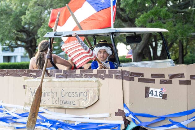 July 4, 2026, Sullivans Island, Sc, United States of America: A golf cart float of Washington Crossing the Delaware River takes part in the annual Bicycle and Golf cart parade celebrating the 250th Independence Day, July 4, 2026 in Sullivans Island, South Carolina. Like most of the nation, South Carolina is under a heat dome with dangerously hot, humid weather. Sullivans Island United States of America  - ZUMAe02_ 20260704_zaf_e02_035 Copyright: xRichardxEllisx
