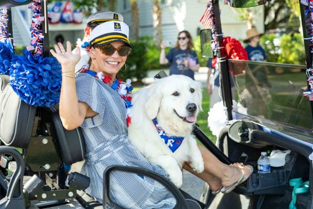 July 4, 2026, Sullivans Island, Sc, United States of America: A woman and her dog prepare to take part in the annual Bicycle and Golf cart parade celebrating the 250th Independence Day, July 4, 2026 in Sullivans Island, South Carolina. Like most of the nation, South Carolina is under a heat dome with dangerously hot, humid weather. Sullivans Island United States of America  - ZUMAe02_ 20260704_zaf_e02_036 Copyright: xRichardxEllisx