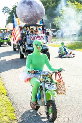 July 4, 2026, Sullivans Island, Sc, United States of America: Costumed aliens ride bicycles in the annual Bicycle and Golf cart parade celebrating the 250th Independence Day, July 4, 2026 in Sullivans Island, South Carolina. Like most of the nation, South Carolina is under a heat dome with dangerously hot, humid weather. Sullivans Island United States of America  - ZUMAe02_ 20260704_zaf_e02_037 Copyright: xRichardxEllisx