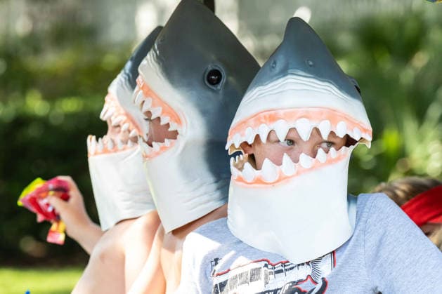 News Bilder des Tages July 4, 2026, Sullivans Island, Sc, United States of America: Young boys wearing shark costumea ride in a golf cart during the annual Bicycle and Golf cart parade celebrating the 250th Independence Day, July 4, 2026 in Sullivans Island, South Carolina. Like most of the nation, South Carolina is under a heat dome with dangerously hot, humid weather. Sullivans Island United States of America  - ZUMAe02_ 20260704_zaf_e02_044 Copyright: xRichardxEllisx