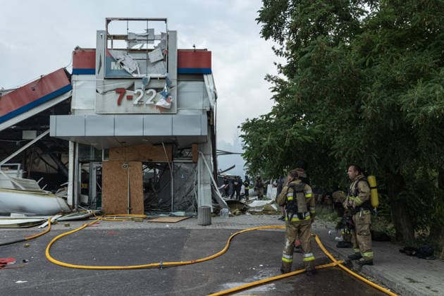 Russian air strike in Kramatorsk KRAMATORSK, UKRAINE - JULY 04: Firefighters operate in the area where a supermarket got destroyed following a Russian air strike in Kramatorsk, Ukraine, on July 04, 2026. Diego Herrera Carcedo Anadolu Kramatorsk Ukraine. Editorial use only. Please get in touch for any other usage.  Copyright: x2026xAnadoluxDiegoxHerreraxCarcedox