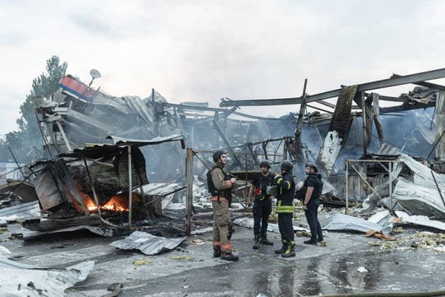 Russian air strike in Kramatorsk KRAMATORSK, UKRAINE - JULY 04: Firefighters operate in the area where a supermarket got destroyed following a Russian air strike in Kramatorsk, Ukraine, on July 04, 2026. Diego Herrera Carcedo Anadolu Kramatorsk Ukraine. Editorial use only. Please get in touch for any other usage.  Copyright: x2026xAnadoluxDiegoxHerreraxCarcedox