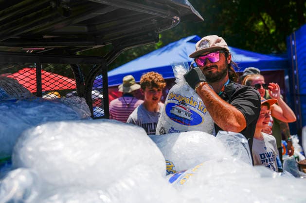 A vendor unloads sacks of ice at the Great American State Fair on the National Mall as high temperatures disrupt some events during America s 250th anniversary in Washington DC on Saturday, July 4, 2026.  WAP20260704504 BONNIExCASH