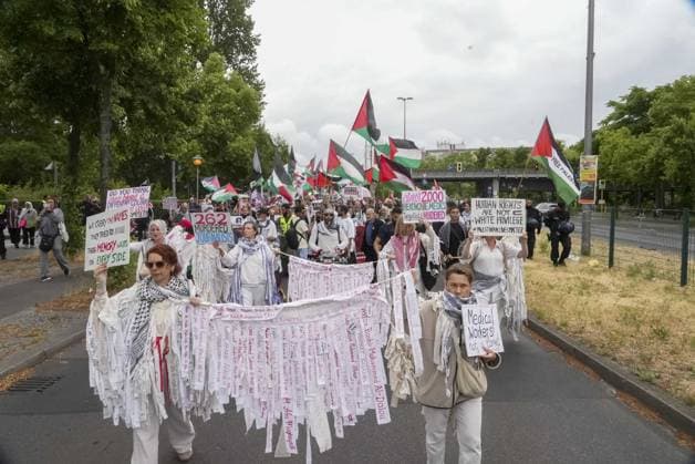 March in support of Gaza in Berlin BERLIN, GERMANY - JULY 4: Protesters, carrying Palestinian flags and banners, march to show solidarity with Gaza, call for an end to Israeli attacks and demand a permanent ceasefire as they invite the international community to take action regarding the humanitarian situation in Berlin, Germany, on July 4, 2026. Ilkin Eskipehlivan Anadolu Berlin Germany. Editorial use only. Please get in touch for any other usage.  Copyright: x2026xAnadoluxIlkinxEskipehlivanx