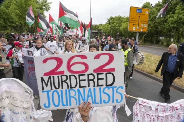 News Themen der Woche KW27 News Bilder des Tages March in support of Gaza in Berlin BERLIN, GERMANY - JULY 4: Protesters, carrying Palestinian flags and banners, march to show solidarity with Gaza, call for an end to Israeli attacks and demand a permanent ceasefire as they invite the international community to take action regarding the humanitarian situation in Berlin, Germany, on July 4, 2026. Ilkin Eskipehlivan Anadolu Berlin Germany. Editorial use only. Please get in touch for any other usage.  Copyright: x2026xAnadoluxIlkinxEskipehlivanx