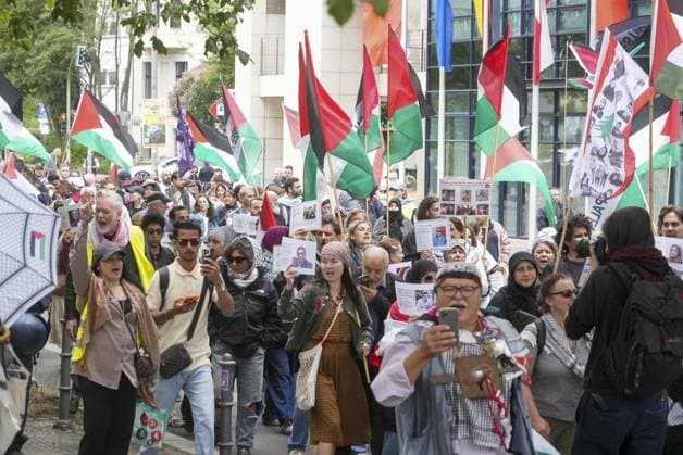 March in support of Gaza in Berlin BERLIN, GERMANY - JULY 4: Protesters, carrying Palestinian flags and banners, march to show solidarity with Gaza, call for an end to Israeli attacks and demand a permanent ceasefire as they invite the international community to take action regarding the humanitarian situation in Berlin, Germany, on July 4, 2026. Ilkin Eskipehlivan Anadolu Berlin Germany. Editorial use only. Please get in touch for any other usage.  Copyright: x2026xAnadoluxIlkinxEskipehlivanx