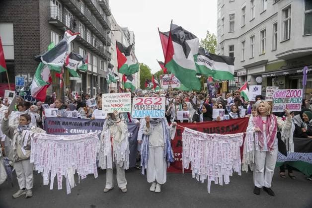 March in support of Gaza in Berlin BERLIN, GERMANY - JULY 4: Protesters, carrying Palestinian flags and banners, march to show solidarity with Gaza, call for an end to Israeli attacks and demand a permanent ceasefire as they invite the international community to take action regarding the humanitarian situation in Berlin, Germany, on July 4, 2026. Ilkin Eskipehlivan Anadolu Berlin Germany. Editorial use only. Please get in touch for any other usage.  Copyright: x2026xAnadoluxIlkinxEskipehlivanx