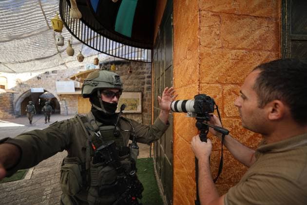 HEBRON, WEST BANK JULY 4, 2026: Israeli settlers enter the Old City of Hebron under the protection of Israeli security forces during a weekly organized visit. The visits, which take place under military escort, are opposed by many Palestinian residents and are a recurring source of tension in the city. HEBRON Palestine, State of Copyright: x xMosabxshawerx xJNAxPressx