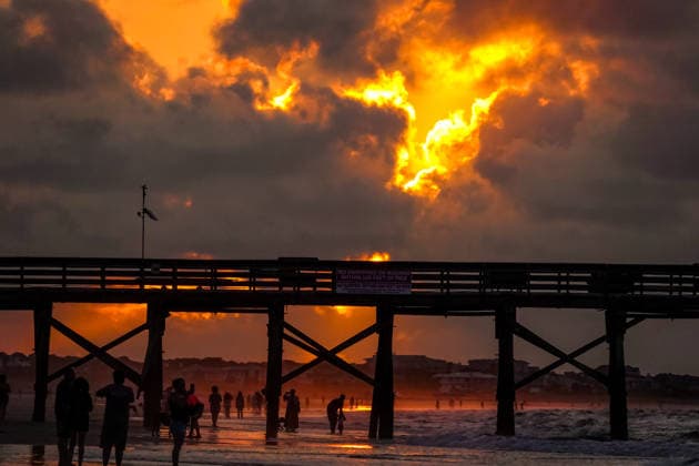 News Bilder des Tages July 4, 2026, Isle Of Palms, Sc, United States: Early clouds form along the horizon as the sunrises on the 250th anniversary of American Independence along Front Beach, July 4, 2026 in Isle of Palms, South Carolina. Like most of the nation, South Carolina is under a heat dome with dangerously hot, humid weather. Isle Of Palms United States - ZUMAe02_ 20260704_zaf_e02_048 Copyright: xRichardxEllisx