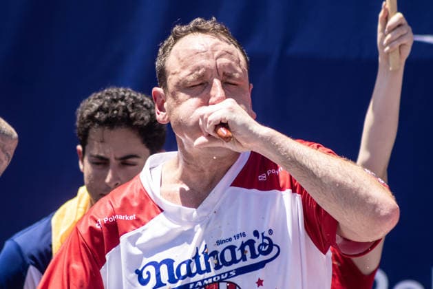 News Bilder des Tages Joey Chestnut competes in the 110th Nathan s Famous Fourth of July International Hot Dog Eating Contest on Independence Day, Saturday, July 4, 2026 on Coney Island in New York City. Joey Chestnut won the championship and regains his title eating 70 hot dogs and buns.  NYP2026070480112 JONATHANxFERNANDEZ