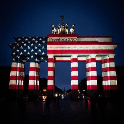 Berlin, 250 Jahre USA - Brandenburger Tor wird angestrahlt 250 Jahre USA - Brandenburger Tor wird am 04.07.2026 in Berlin angestrahlt. Berlin Berlin Deutschland *** Berlin, 250 Years of the USA: The Brandenburg Gate Will Be Illuminated 250 Years of the USA: The Brandenburg Gate will be illuminated on July 4, 2026, in Berlin Berlin Berlin Germany