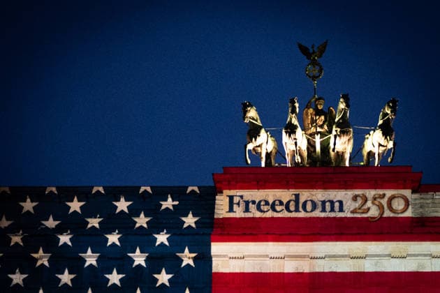 Berlin, 250 Jahre USA - Brandenburger Tor wird angestrahlt 250 Jahre USA - Brandenburger Tor wird am 04.07.2026 in Berlin angestrahlt. Berlin Berlin Deutschland *** Berlin, 250 Years of the USA: The Brandenburg Gate Will Be Illuminated 250 Years of the USA: The Brandenburg Gate will be illuminated on July 4, 2026, in Berlin Berlin Berlin Germany