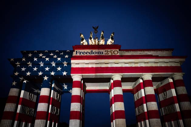 Berlin, 250 Jahre USA - Brandenburger Tor wird angestrahlt 250 Jahre USA - Brandenburger Tor wird am 04.07.2026 in Berlin angestrahlt. Berlin Berlin Deutschland *** Berlin, 250 Years of the USA: The Brandenburg Gate Will Be Illuminated 250 Years of the USA: The Brandenburg Gate will be illuminated on July 4, 2026, in Berlin Berlin Berlin Germany