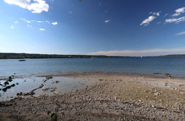 Ein Sommertag bei Bernried (Landkreis Weilheim-Schongau). Hier der Blick im Höhenrieder Park, Höhenried auf den Starnberger See, Ufer, Uferbereich, wenig Wasser, hitze, niedriger Pegel, Wassermangel, Trockenheit, Wasserrückgang ,wandern, spazieren, Radfahren, Tagesausflug, Münchner Umland, schwimmen, sonnen, Freizeit, Tourismus, Ausflugsziel *** A summer day near Bernried, Weilheim-Schongau District. Here’s a view from Höhenrieder Park in Höhenried of Lake Starnberg: the shore, the lakeside area, low water levels, heat, low water levels, water shortage, drought, receding water levels, hiking, walking, biking, day trip, Munich area, swimming, sunbathing, leisure, tourism, tourist destination