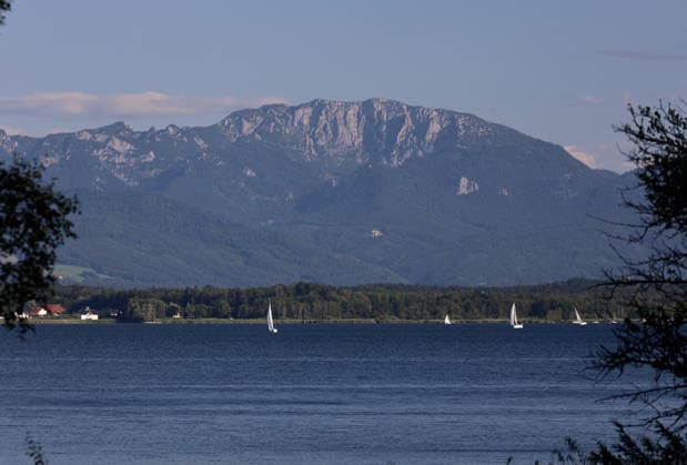 Ein Sommertag bei Bernried (Landkreis Weilheim-Schongau). Hier der Blick im Bernrieder Park auf den Starnberger See und die Benediktenwand ,wandern, spazieren, Radfahren, Tagesausflug, Münchner Umland, schwimmen, sonnen, Freizeit, Tourismus, Ausflugsziel *** A summer day in Bernried, Weilheim-Schongau District. Here is the view from Bernried Park of Lake Starnberg and the Benediktenwand: hiking, walking, biking, day trip, Munich area, swimming, sunbathing, leisure, tourism, destination