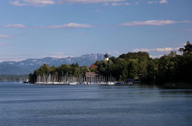 Ein Sommertag bei Bernried (Landkreis Weilheim-Schongau). Hier der Blick im Höhenrieder Park, Höhenried auf den Starnberger See und den Kirchturm der Kirche vom Kloster Bernried, dahinter die Benediktenwand und darunter der Yachthafen, wandern, spazieren, Radfahren, Tagesausflug, Münchner Umland, schwimmen, sonnen, Freizeit, Tourismus, Ausflugsziel *** A summer day near Bernried, Weilheim-Schongau District. Here’s the view from Höhenrieder Park in Höhenried of Lake Starnberg and the steeple of the church at Bernried Abbey, with the Benediktenwand mountain range in the background and the marina below—hiking, walking, biking, day trip, Munich area, swimming, sunbathing, leisure, tourism, destination