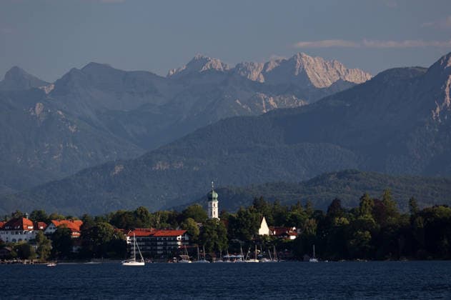 Ein Sommertag bei Bernried (Landkreis Weilheim-Schongau). Hier der Blick im Bernrieder Park auf den Starnberger See mit der Ortschaft Seeshaupt, Kirche, dahinter das mächtige Karwendel Gebirge ,wandern, spazieren, Radfahren, Tagesausflug, Münchner Umland, schwimmen, sonnen, Freizeit, Tourismus, Ausflugsziel *** A summer day in Bernried, Weilheim-Schongau District. Here’s a view from Bernried Park of Lake Starnberg with the village of Seeshaupt and its church, and the majestic Karwendel Mountains in the background—hiking, walking, biking, day trip, Munich area, swimming, sunbathing, leisure, tourism, destination