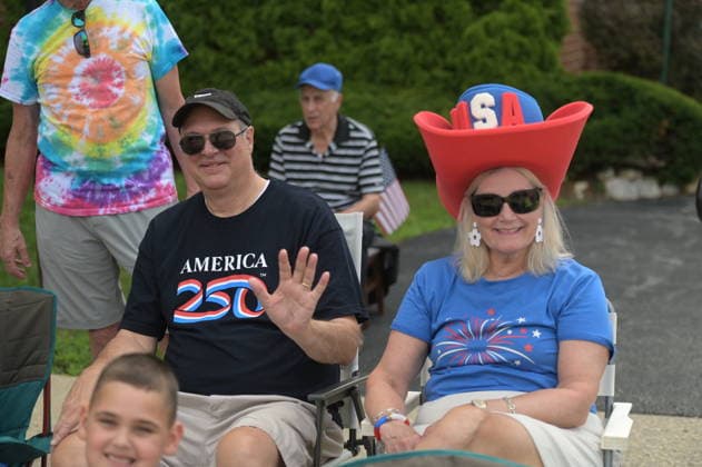 4th of July Parade in Des Plaines, Illinois DES PLAINES, ILLINOIS - JULY 4: A general view shows spectators watch during the annual Independence Day celebration on July 4, 2026 in Des Plaines, Illinois. Jacek Boczarski Anadolu Illinois United States. Editorial use only. Please get in touch for any other usage.  Copyright: x2026xAnadoluxJacekxBoczarskix