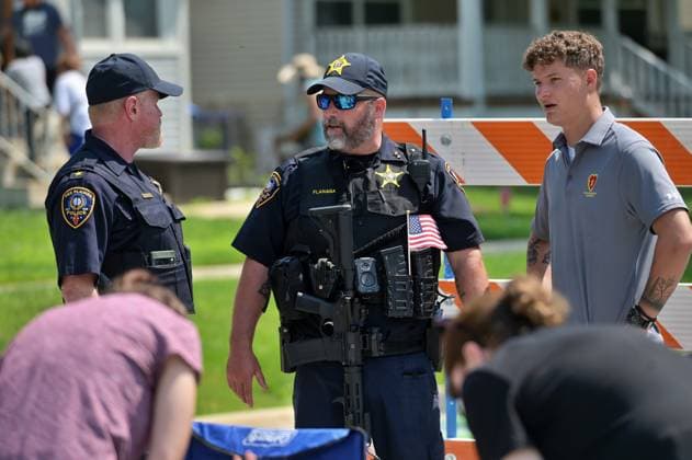4th of July Parade in Des Plaines, Illinois DES PLAINES, ILLINOIS - JULY 4: An armed law enforcement officer keeps watch as crowds gather for the annual Independence Day parade on July 4, 2026, in Des Plaines, Illinois. Security remained high throughout the area to ensure safety during the July 4th festivities. Jacek Boczarski Anadolu Illinois United States. Editorial use only. Please get in touch for any other usage.  Copyright: x2026xAnadoluxJacekxBoczarskix