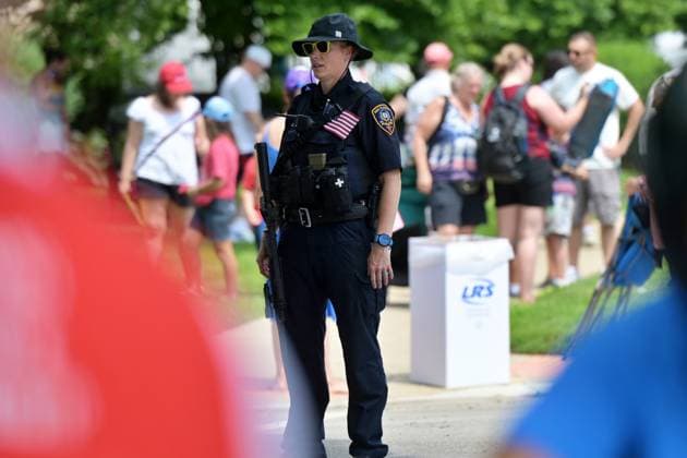 4th of July Parade in Des Plaines, Illinois DES PLAINES, ILLINOIS - JULY 4: A heavily equipped Des Plaines police officer stands watch during the annual Independence Day parade on July 4, 2026, in Des Plaines, Illinois. Law enforcement personnel maintained a strong, visible presence throughout the area to monitor the crowds and ensure public safety during the festivities. Jacek Boczarski Anadolu Illinois United States. Editorial use only. Please get in touch for any other usage.  Copyright: x2026xAnadoluxJacekxBoczarskix