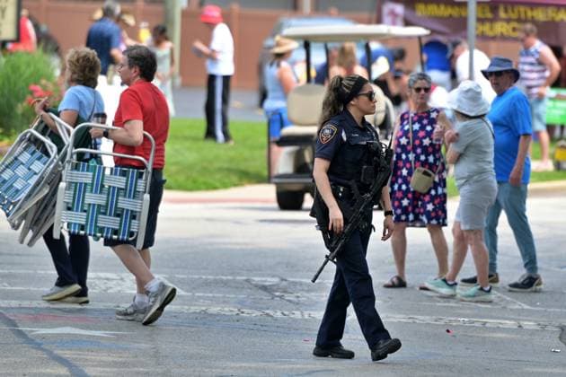 4th of July Parade in Des Plaines, Illinois DES PLAINES, ILLINOIS - JULY 4: An armed law enforcement officer keeps watch as crowds gather for the annual Independence Day parade on July 4, 2026, in Des Plaines, Illinois. Security remained high throughout the area to ensure safety during the July 4th festivities. Jacek Boczarski Anadolu Illinois United States. Editorial use only. Please get in touch for any other usage.  Copyright: x2026xAnadoluxJacekxBoczarskix