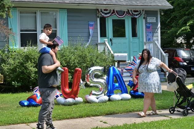 4th of July Parade in Des Plaines, Illinois DES PLAINES, ILLINOIS - JULY 4: A family walks past a front yard decorated with large USA balloons and patriotic ornaments during the annual Independence Day parade on July 4, 2026, in Des Plaines, Illinois. Local residents lined the streets and decorated their homes to celebrate the 4th of July holiday. Jacek Boczarski Anadolu Illinois United States. Editorial use only. Please get in touch for any other usage.  Copyright: x2026xAnadoluxJacekxBoczarskix