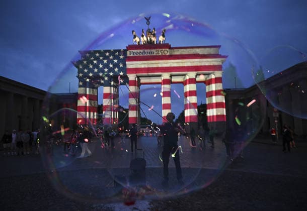 News Themen der Woche KW27 Berlin s Brandenburg Gate marks America s 250th Independence Day BERLIN, GERMANY - JULY 4: A view of Brandenburg Gate, illuminated with a large-scale projection of the United States national flag to mark its 250th Independence Day in Berlin, Germany, on July 4, 2026. Halil Sagirkaya Anadolu Berlin Germany. Editorial use only. Please get in touch for any other usage.  Copyright: x2026xAnadoluxHalilxSagirkayax