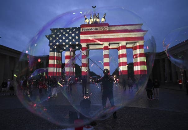 Berlin s Brandenburg Gate marks America s 250th Independence Day BERLIN, GERMANY - JULY 4: A view of Brandenburg Gate, illuminated with a large-scale projection of the United States national flag to mark its 250th Independence Day in Berlin, Germany, on July 4, 2026. Halil Sagirkaya Anadolu Berlin Germany. Editorial use only. Please get in touch for any other usage.  Copyright: x2026xAnadoluxHalilxSagirkayax