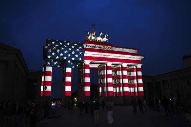 Berlin s Brandenburg Gate marks America s 250th Independence Day BERLIN, GERMANY - JULY 4: A view of Brandenburg Gate, illuminated with a large-scale projection of the United States national flag to mark its 250th Independence Day in Berlin, Germany, on July 4, 2026. Halil Sagirkaya Anadolu Berlin Germany. Editorial use only. Please get in touch for any other usage.  Copyright: x2026xAnadoluxHalilxSagirkayax
