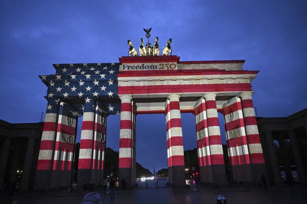 Berlin s Brandenburg Gate marks America s 250th Independence Day BERLIN, GERMANY - JULY 4: A view of Brandenburg Gate, illuminated with a large-scale projection of the United States national flag to mark its 250th Independence Day in Berlin, Germany, on July 4, 2026. Halil Sagirkaya Anadolu Berlin Germany. Editorial use only. Please get in touch for any other usage.  Copyright: x2026xAnadoluxHalilxSagirkayax