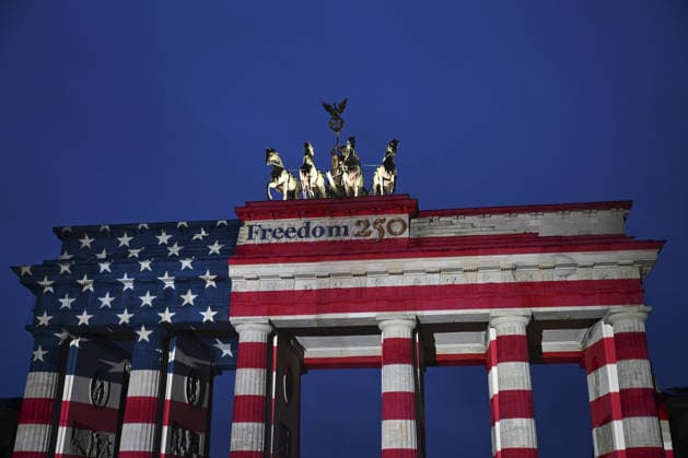 Berlin s Brandenburg Gate marks America s 250th Independence Day BERLIN, GERMANY - JULY 4: A view of Brandenburg Gate, illuminated with a large-scale projection of the United States national flag to mark its 250th Independence Day in Berlin, Germany, on July 4, 2026. Halil Sagirkaya Anadolu Berlin Germany. Editorial use only. Please get in touch for any other usage.  Copyright: x2026xAnadoluxHalilxSagirkayax