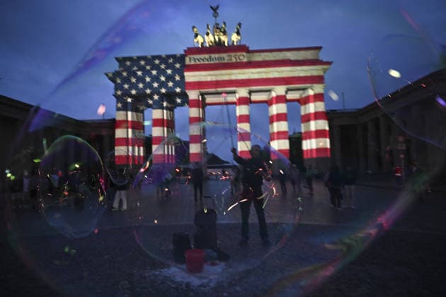 Berlin s Brandenburg Gate marks America s 250th Independence Day BERLIN, GERMANY - JULY 4: A view of Brandenburg Gate, illuminated with a large-scale projection of the United States national flag to mark its 250th Independence Day in Berlin, Germany, on July 4, 2026. Halil Sagirkaya Anadolu Berlin Germany. Editorial use only. Please get in touch for any other usage.  Copyright: x2026xAnadoluxHalilxSagirkayax