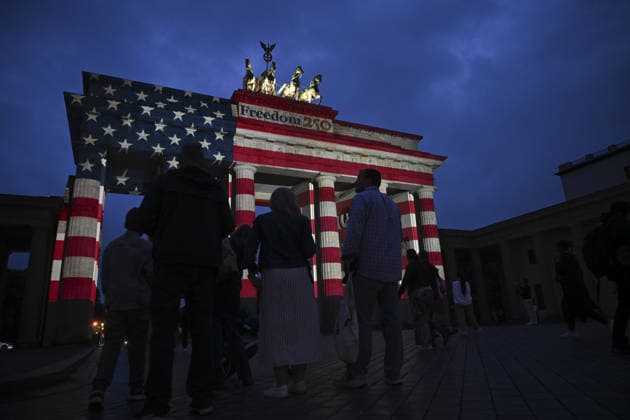Berlin s Brandenburg Gate marks America s 250th Independence Day BERLIN, GERMANY - JULY 4: A view of Brandenburg Gate, illuminated with a large-scale projection of the United States national flag to mark its 250th Independence Day in Berlin, Germany, on July 4, 2026. Halil Sagirkaya Anadolu Berlin Germany. Editorial use only. Please get in touch for any other usage.  Copyright: x2026xAnadoluxHalilxSagirkayax