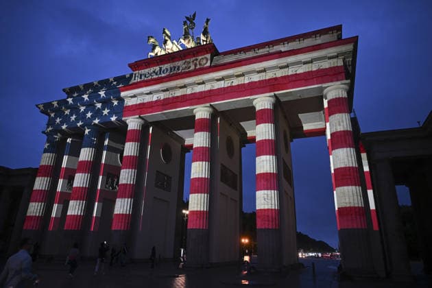 Berlin s Brandenburg Gate marks America s 250th Independence Day BERLIN, GERMANY - JULY 4: A view of Brandenburg Gate, illuminated with a large-scale projection of the United States national flag to mark its 250th Independence Day in Berlin, Germany, on July 4, 2026. Halil Sagirkaya Anadolu Berlin Germany. Editorial use only. Please get in touch for any other usage.  Copyright: x2026xAnadoluxHalilxSagirkayax