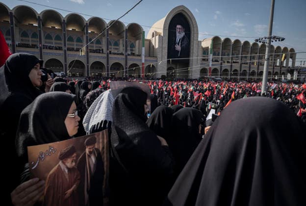 Farewell Ceremony For Bodies Of Supreme Leader And His Family Veiled mourners carrying flags gather beneath a giant portrait of Iran s late Supreme Leader Ayatollah Ali Khamenei during a farewell ceremony for the bodies of the Supreme Leader and his family at the Imam Khomeini Grand Mosque on the eve of his funeral in Tehran, Iran, on July 4, 2026. Tehran Tehran Iran  Copyright: xMortezaxNikoubazlx originalFilename: nikoubazl-farewell260704_npBqN.jpg