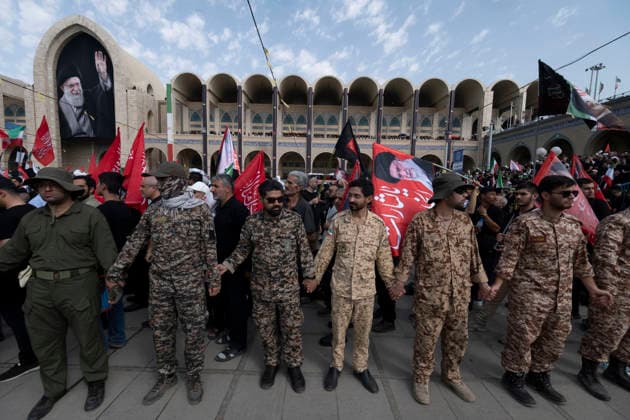 Farewell Ceremony For Bodies Of Supreme Leader And His Family Islamic Revolutionary Guard Corps (IRGC) personnel monitor the area while standing beneath a giant portrait of Iran s Supreme Leader Ayatollah Ali Khamenei during a farewell ceremony for the bodies of the Supreme Leader and his family at the Imam Khomeini Grand Mosque on the eve of his funeral in Tehran, Iran, on July 4, 2026. Tehran Tehran Iran  Copyright: xMortezaxNikoubazlx originalFilename: nikoubazl-farewell260704_npCT3.jpg