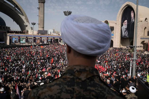 Farewell Ceremony For Bodies Of Supreme Leader And His Family An Iranian cleric in Islamic Revolutionary Guard Corps (IRGC) uniform monitors the crowd during a farewell ceremony for the bodies of Iran s late Supreme Leader Ayatollah Ali Khamenei and his family at the Imam Khomeini Grand Mosque on the eve of his funeral in Tehran, Iran, on July 4, 2026. Tehran Tehran Iran  Copyright: xMortezaxNikoubazlx originalFilename: nikoubazl-farewell260704_np80I.jpg