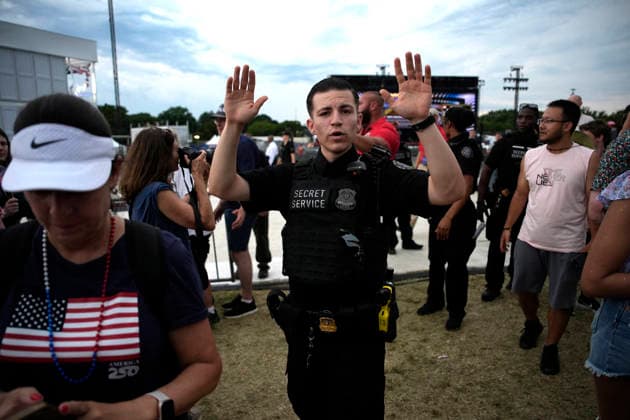 250th Independence Day Celebration evacuation - Washington Secret Service police officers ask attendees to evacuate the Fourth of July celebrations marking the 250th anniversary of U.S. Independence due to the threat of sever weather near Washington Monument in Washington on July 4, 2026. Photo by Yuri Gripas ABACAPRESS.COM Washington DC United States  Copyright: xGripasxYuri ABACAx
