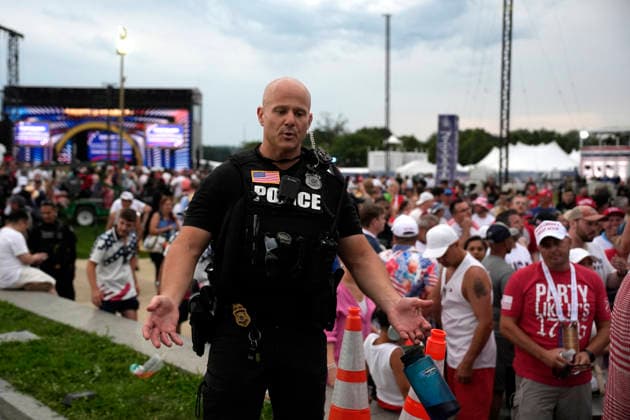 250th Independence Day Celebration evacuation - Washington Secret Service police officers ask attendees to evacuate the Fourth of July celebrations marking the 250th anniversary of U.S. Independence due to the threat of sever weather near Washington Monument in Washington on July 4, 2026. Photo by Yuri Gripas ABACAPRESS.COM Washington DC United States  Copyright: xGripasxYuri ABACAx