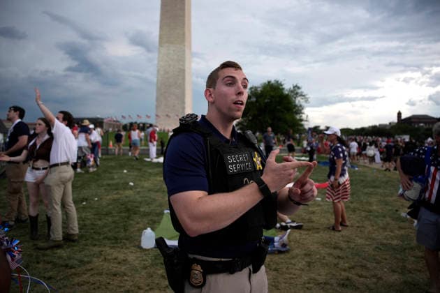 250th Independence Day Celebration evacuation - Washington Secret Service police officers ask attendees to evacuate the Fourth of July celebrations marking the 250th anniversary of U.S. Independence due to the threat of sever weather near Washington Monument in Washington on July 4, 2026. Photo by Yuri Gripas ABACAPRESS.COM Washington DC United States  Copyright: xGripasxYuri ABACAx