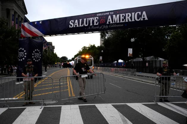 250th Independence Day Celebration evacuation - Washington Secret Service police officers ask attendees to evacuate the Fourth of July celebrations marking the 250th anniversary of U.S. Independence due to the threat of sever weather near Washington Monument in Washington on July 4, 2026. Photo by Yuri Gripas ABACAPRESS.COM Washington DC United States  Copyright: xGripasxYuri ABACAx