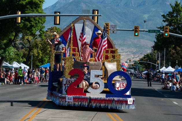 July 4, 2026, Provo, Utah, USA: A patriotic parade float featuring large red, white, and blue 250 lettering rolls down the street during America s Freedom Festival Grand Parade in Provo, Utah, Saturday, July 4, 2026. The annual Independence Day event features expanded programming to honor the 250th anniversary of United States independence. Provo USA  - ZUMAm292 20260704_znp_m292_062 Copyright: xCharlesxMcClintockxWilsonx